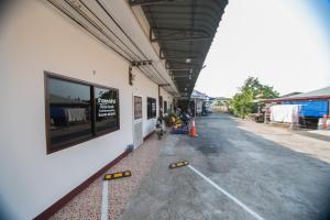 ein Gebäude mit einem Luftschadstoff, der neben einer Straße steht in der Unterkunft บ้านคุณ เฮ้าส์ in Phrae