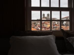 ポルトにあるBelomont6 Apartmentsのベッドルーム1室(市街の景色を望む窓付)