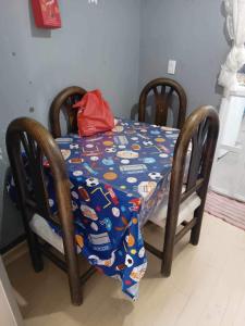 a table with a bed with a comforter on it at La casa de Ile in San Juan Pueblo Nuevo