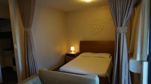 a small bedroom with a bed and a couch at Via Venetto Flat - no melhor bairro de Fortaleza in Fortaleza +13 photos