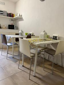 a dining room with a white table and chairs at A Casuzza di Giú Giú - NUOVA GESTIONE in Agrigento