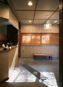 a waiting room with a bench and a table at 光沙の森 in Hakone