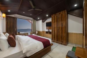 a bedroom with a bed with a view of the ocean at Sunrise Villa in Fagu