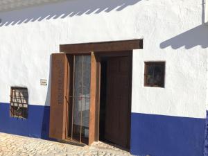 坎波德克里普塔纳La Casa del Bachiller的蓝白色的建筑,有门