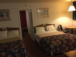Postel nebo postele na pokoji v ubytování Ranch House Inn & Suites