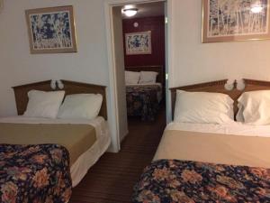 Postel nebo postele na pokoji v ubytování Ranch House Inn & Suites