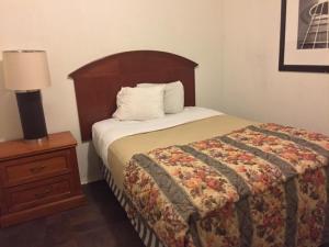 Postel nebo postele na pokoji v ubytování Ranch House Inn & Suites