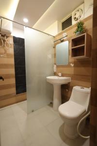 a bathroom with a toilet and a sink at Navrasa By CDF in Vrindāvan