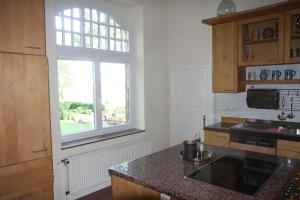 a kitchen with a counter top and a window at Abschalten und Kraft tanken im Wendland in Schreyahn