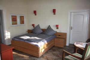 a bedroom with a bed with a desk and a chair at Abschalten und Kraft tanken im Wendland in Schreyahn