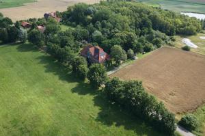 an aerial view of a house with a field and trees at Abschalten und Kraft tanken im Wendland in Schreyahn
