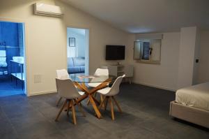 a room with a table and chairs and a bedroom at Villa Catalano in Paola