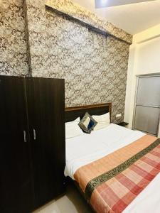 a bedroom with a bed with a wooden headboard at Hotel Lake View in Varanasi