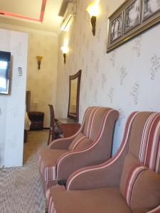 a waiting room with a row of chairs at سمح الضيافة in Ţubarjal