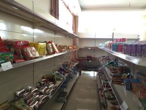 Supermarket nebo jiné obchody v  hotelu nebo okolí