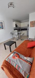 a bedroom with a bed and a table and chairs at A 2 pas du port, du centre, du marché provençal, des plages quartier calme in Sanary-sur-Mer