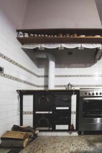 a kitchen with an oven in a kitchen at da Vanilla affittacamere in Bonzicco