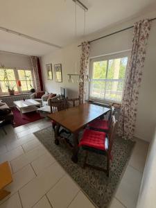 a living room with a wooden table and chairs at Ferien im Bomlitztal in Bomlitz