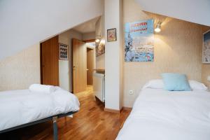 a room with two beds and a staircase at Gaudioso by Cardi Suites in Sallent de Gállego