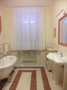 y baño con bañera, lavamanos y bañera. en Residenza Pietrafosca, en Monsummano