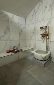 ein Badezimmer mit Toilette und Waschbecken in der Unterkunft pars otel in Tuzla