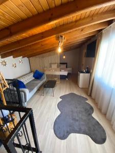 ein Wohnzimmer mit Sofa und Teppich in der Unterkunft pars otel in Tuzla