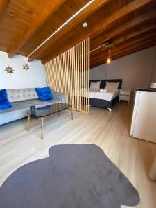 ein Wohnzimmer mit zwei Betten und einer Couch in der Unterkunft pars otel in Tuzla