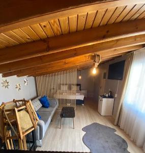 ein Wohnzimmer mit Sofa und Bett in der Unterkunft pars otel in Tuzla + 31 Fotos