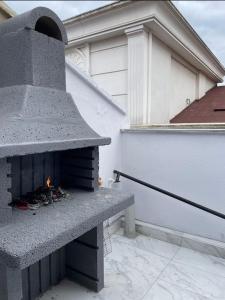 ein Außenofen mit einem Feuer im Inneren in der Unterkunft pars otel in Tuzla