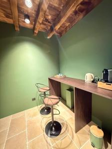 a green room with a counter and a chair in it at Dimora Rosaspina Suite Eden e Suite Platinum in Adro