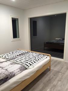 Cama en habitación con dormitorio y ventana en Villa Hiili, en Ähtäri