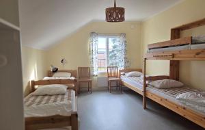 a bedroom with two bunk beds and a window at Vandrarhemmet Gammelgården in Bengtsfors