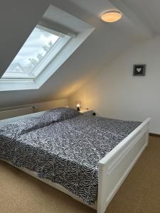a bedroom with a bed and a window at Ferienwohnung2 Renate Strohhöfer in Hirschaid