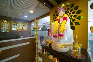 a statue of a man standing in a room at Sri Saai Surguru Residency in Pondicherry