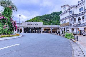 an empty street in front of a building at ホテルマルセイユ in Shimoda