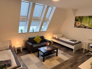 a living room with a couch and a table at CityApartment Platinum-Zentrum mit Parkplatz in Bielefeld +11 photos