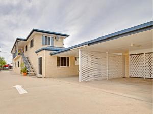 a house with a garage with a driveway at Murray Street Apartments in Rockhampton