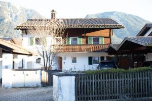 a house with a fence in front of a house at Heu22 Winterruhe in Farchant