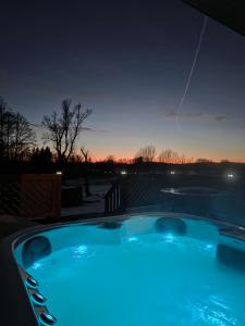 a jacuzzi tub in a backyard at night at Zatoka Warmii in Tomaszkowo