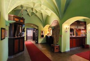 a room with green walls with a large ceiling at Hotel Wilder Mann Annaberg-Buchholz in Annaberg-Buchholz
