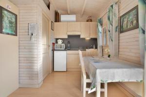 a small kitchen with a table in a tiny house at Chalet 2 FLAMANT ROSE in Roquebrune-sur-Argens +1 photo