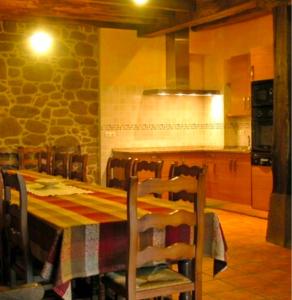 a kitchen with a table with chairs and a counter at Casa rural Ballenea in Errazu