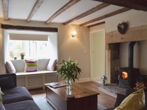 a living room with a couch and a fireplace at The Causeway in Eyam