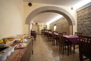 a dining room with tables and chairs in a restaurant at Hotel Gangi in Piazza Armerina