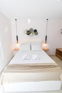 Un pat sau paturi într-o cameră la Cocoon Hotel-Beach bar