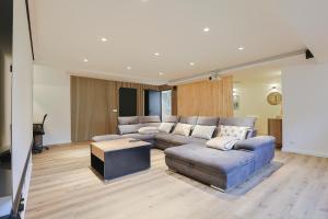 a living room with a couch and a table at Le Ciné Lodge Provence in Flassans-sur-Issole