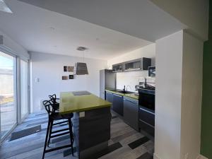 a kitchen with a counter and a green counter top at Lodge La Forêt in Les Sables-d'Olonne
