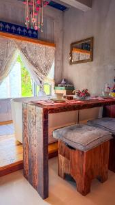 a kitchen with a counter and a table with a stool at Vila Carmen Imperial in Domingos Martins +17 photos