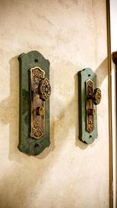 a couple of switches on the side of a wall at Vila Carmen Imperial in Domingos Martins