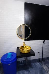 a bathroom with a gold sink and a mirror at Canelle appart tout équipé et lumineux in Dzaoudzi +1 photo